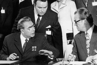 Der Generalsekretär der KPdSU Breschnew und Bundeskanzler Brandt unterzeichnen 1973 das Abkommen über wirtschaftliche, industrielle u. technische Zusammenarbeit. (c) dpa picture-alliance
